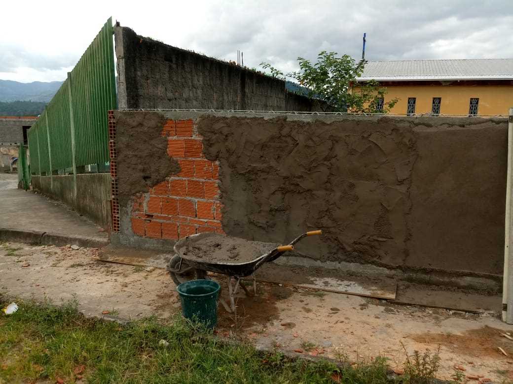 A Secretaria de Educação iniciou a construção do muro do terreno lateral na Creche Gracinha Loureiro